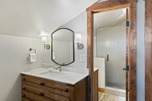 Apartment, 4 Schlafzimmer | Badezimmer | Handtücher, Shampoo