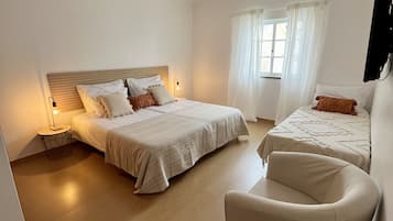 3 chambres, bureau, fer et planche Ă  repasser, lit parapluie