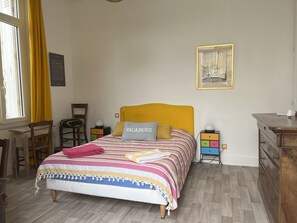 1 bedroom, desk, free WiFi, bed sheets