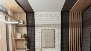 Un espace de vie moderne comprenant un coin repas, un canapé et une petite table.