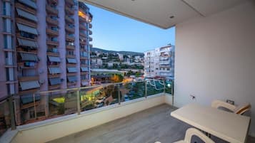 Studio, 1 Queen Bed, Balcony | Terrace/patio