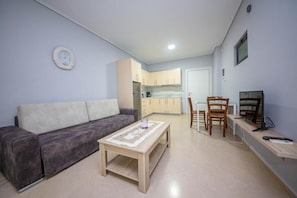 Family Studio, Balcony | Desk, blackout curtains, free WiFi, bed sheets - Mamma's Apartments (Sarandë)