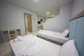 Family Apartment, Balcony | Meja, langsir/tirai gelap terus, Wi-fi percuma, cadar katil 