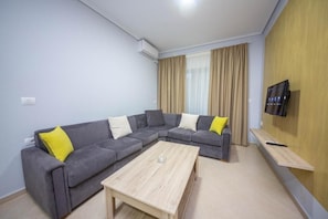 Family Apartment, Balcony | Living area | Flat-screen TV - Mamma's Apartments (Sarandë)