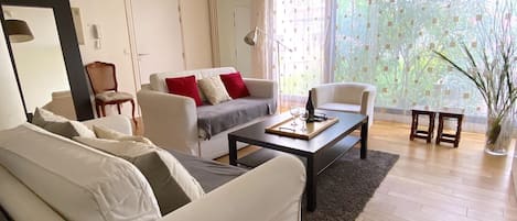 Een smart-tv en boeken