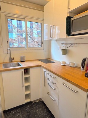 Fridge, microwave, oven, stovetop - L'appartement Leclerc (Paris)