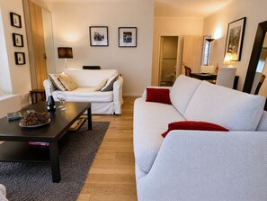 Smart TV, books - L'appartement Leclerc (Paris)