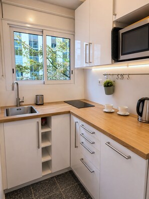 Coffee/tea maker, fridge, microwave, oven