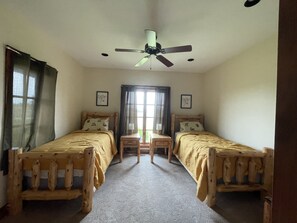 3 bedrooms, desk, bed sheets