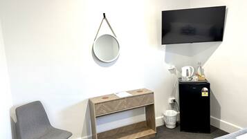 Comfort Double or Twin Room | Desk, iron/ironing board, free WiFi, bed sheets