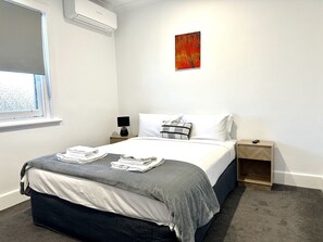 Desk, iron/ironing board, free WiFi, bed sheets - 123 Melbourne St (Mulwala)