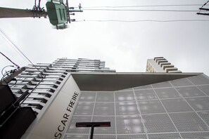 A building with a modern architectural design, featuring a prominent facade with a grid-like pattern and the name "FREIRE" visible. - 360 VN Oscar Freire by Housi (São Paulo)