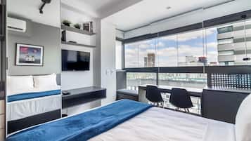 1 habitación, escritorio y espacio para trabajar con laptop