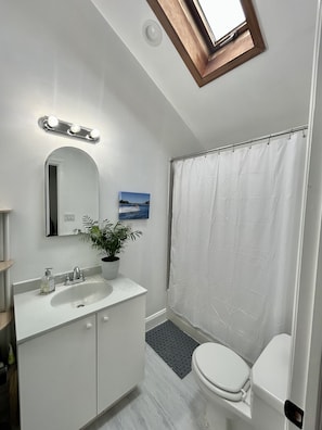 Haartrockner, Handtücher, Seife, Toilettenpapier