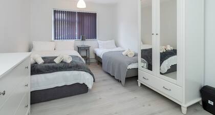 Pass the Keys | 2BDR Peaceful Ground Floor Apartment Free Parking