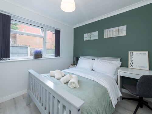 2BDR Peaceful Ground Floor Apartment Free Parking - Pass the Keys