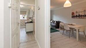 Un apartamento moderno con cocina, comedor y sala de estar.