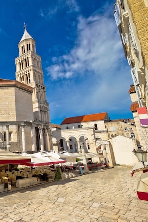 Outdoor dining - A2- Luxury apt w big Balcony, 4 min Walk to Beach (Split)
