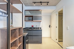Signature Studio | Private kitchen | Microwave, stovetop, espresso maker, dining tables - 360 VN Frei Caneca by Housi (São Paulo)