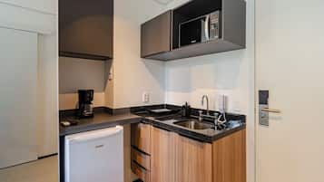 Microondas, placa de cocina, cafetera expreso, mesa de comedor