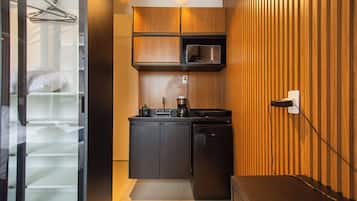 Standard Studio (594540) | Private kitchen | Microwave, stovetop, espresso maker, dining tables