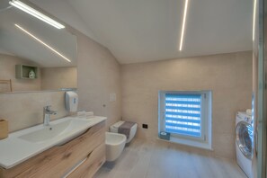 Standard Apartment, Multiple Bedrooms (Magnolia Apt - Palazzo Palermo 1817) | Bathroom | Shower, hair dryer, bidet, towels - Magnolia Apt - Palazzo Palermo 1817 (Valeggio sul Mincio)