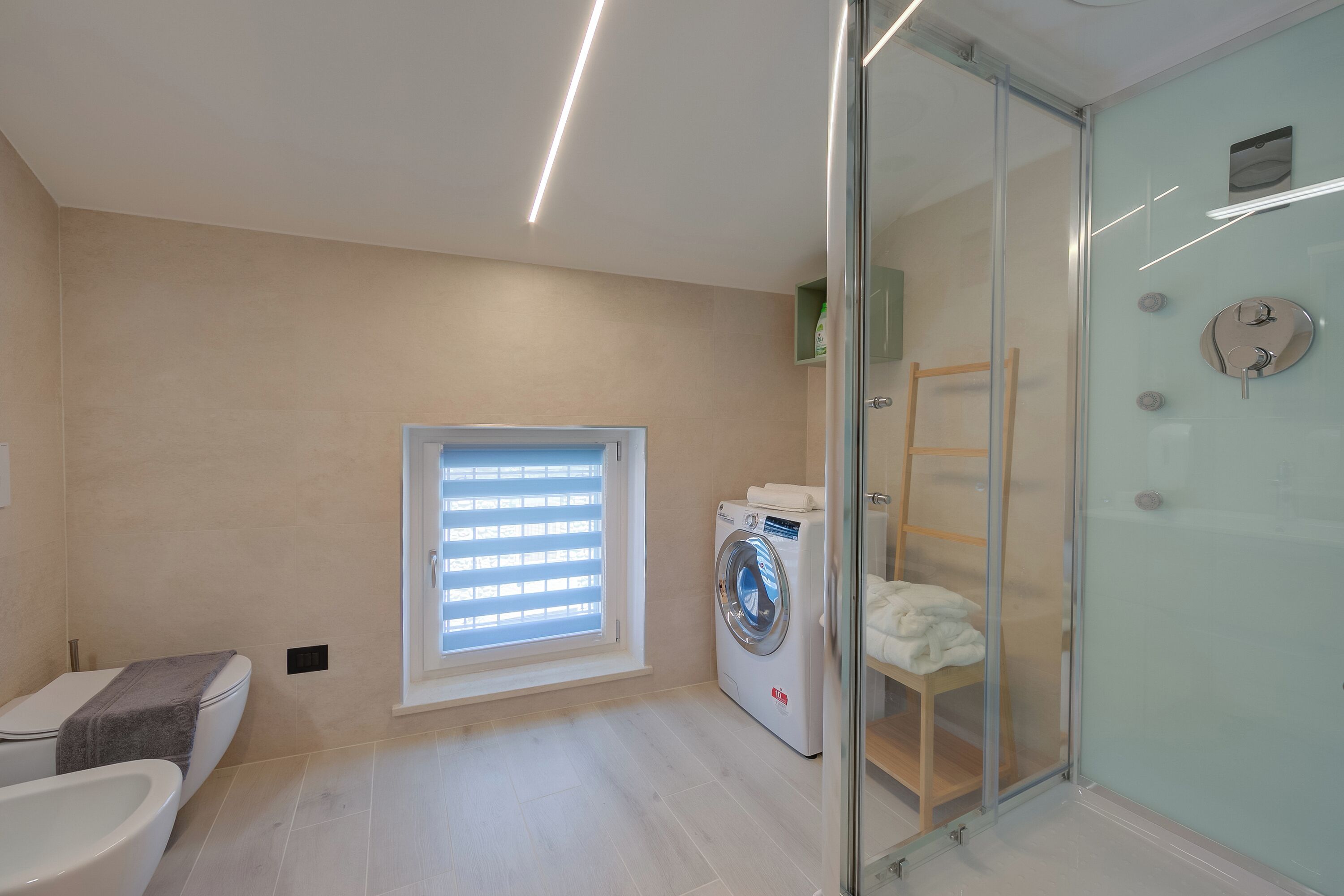 Apartamento estándar, varias habitaciones (Magnolia Apt - Palazzo Palermo 1817) | Baño | Ducha, secador de pelo, bidé y toallas