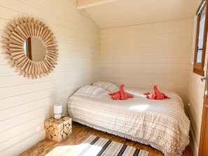 1 bedroom, bed sheets
