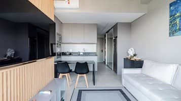Standard Studio (641629) | Living area | Smart TV
