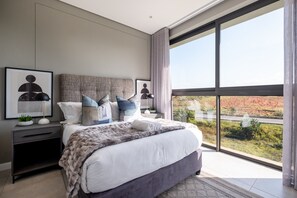 2 bedrooms, iron/ironing board, internet, bed sheets - Elegant and Stylish 2 Bedroom - 201 Boulevard Suite (Cape Town)