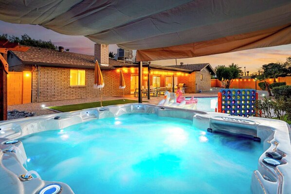 Utendørsbasseng og et oppvarmet basseng