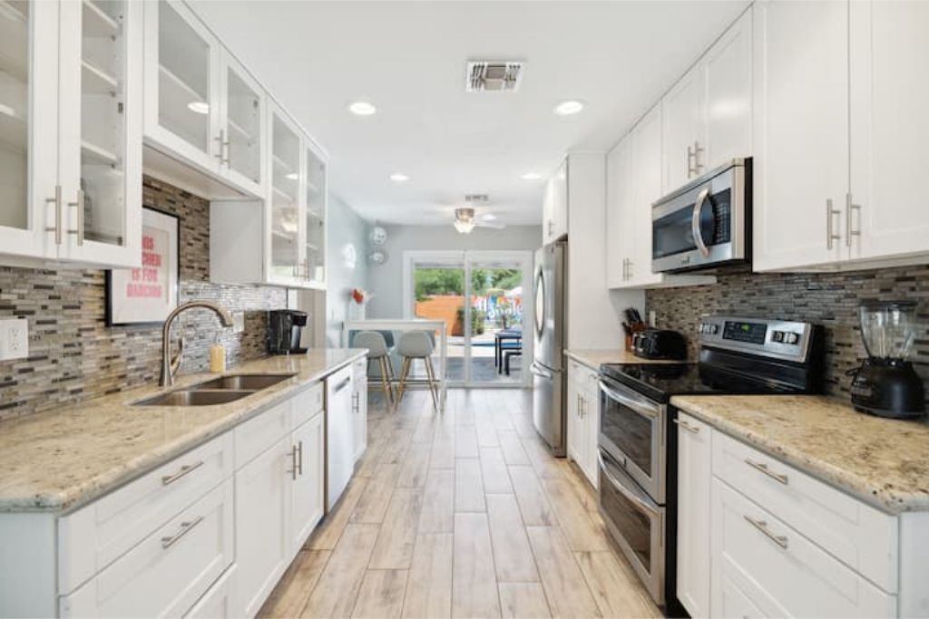 Een koelkast, een microgolfoven, een oven, een kookplaat