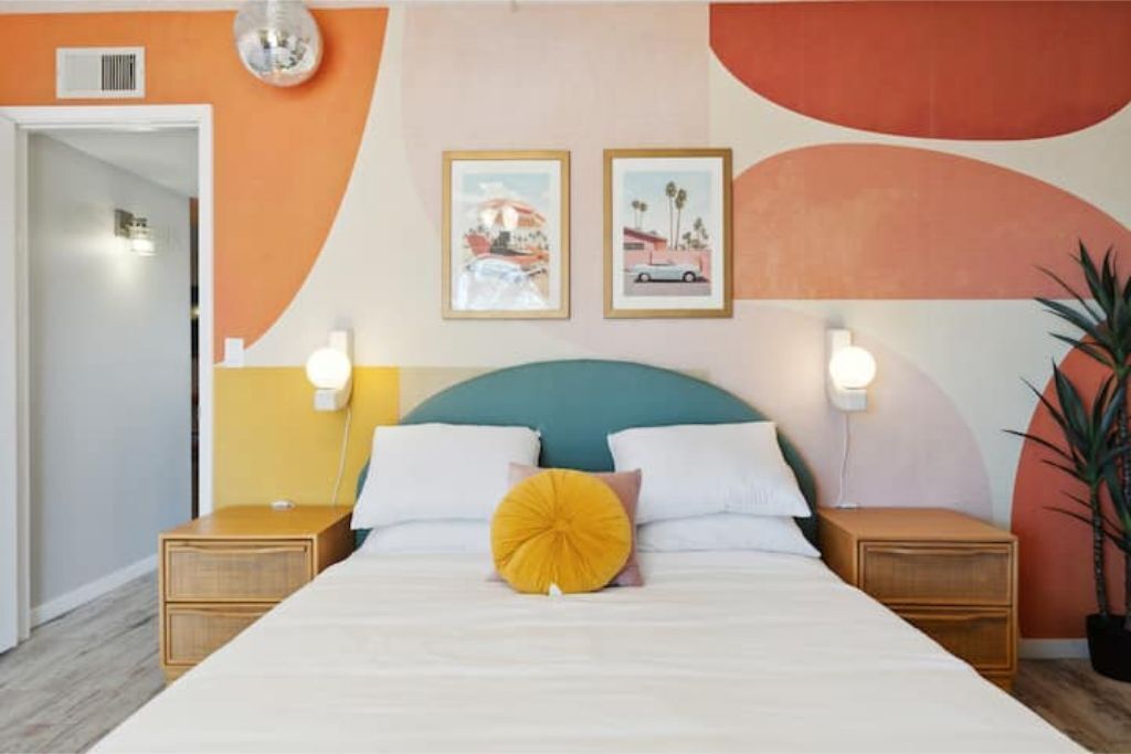 4 間睡房、書桌、熨斗/熨衫板、可攜式嬰兒床