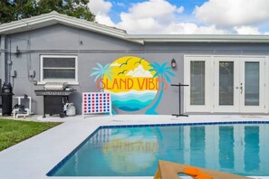 Una piscina al aire libre, una piscina climatizada