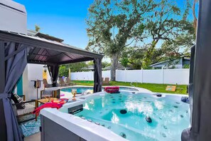 Outdoor spa tub - Heated Pool Beach House Hot Tub, Fire Pit, Games (Clearwater)