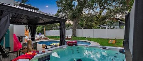 حمّام سباحة خارجي، حمّام سباحة مُدفَّأ