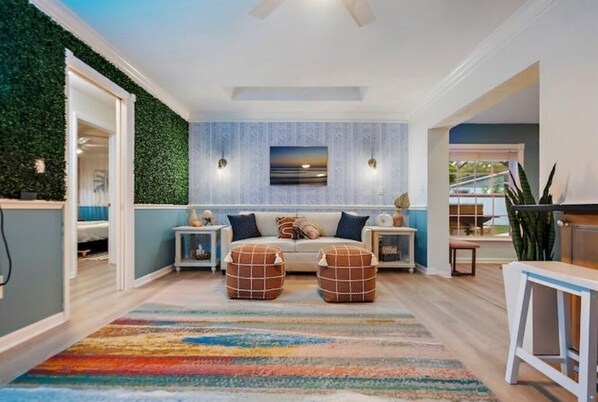 4 sovrum, skrivbord, strykjärn/strykbräda och resesäng