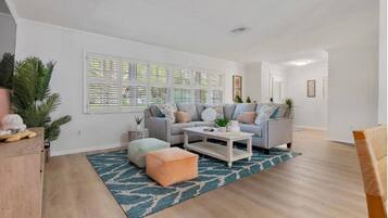 Smart TV, chimenea y futbolito