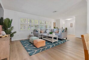 Smart TV, fireplace, foosball - Heated Pool Beach House Hot Tub, Fire Pit, Games (Clearwater)