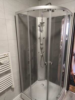 Shower, hair dryer, towels, soap - Wine studio (Gevrey-Chambertin)