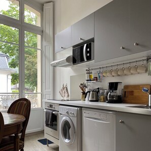 Fridge, microwave, oven, stovetop - Ground floor - Hauseman Building near Thermes (Bagnères-de-Luchon)