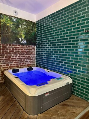 Indoor spa tub