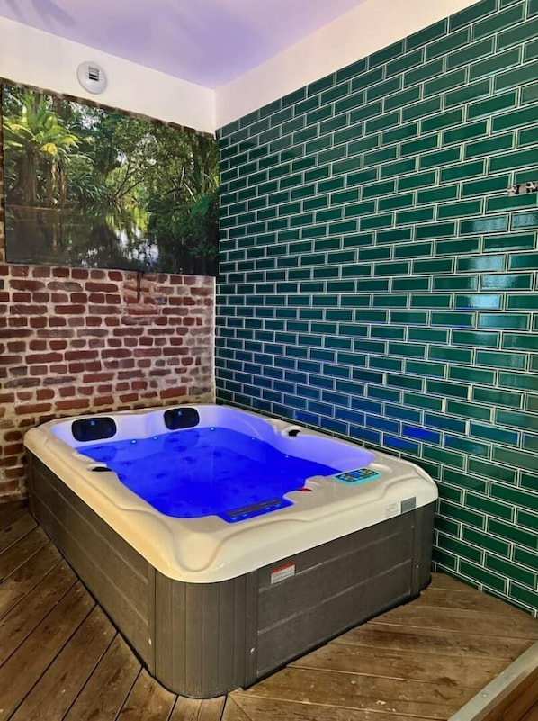 Indoor spa tub