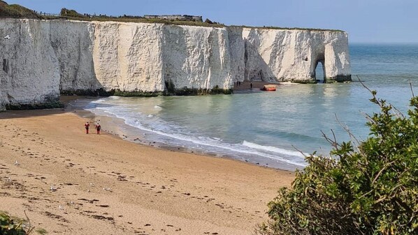 Cottage, 2 Queen Beds | Beach - Cosy Seaside House 2min 5 Sandy Beach's 2 Dbl Beds (Broadstairs)