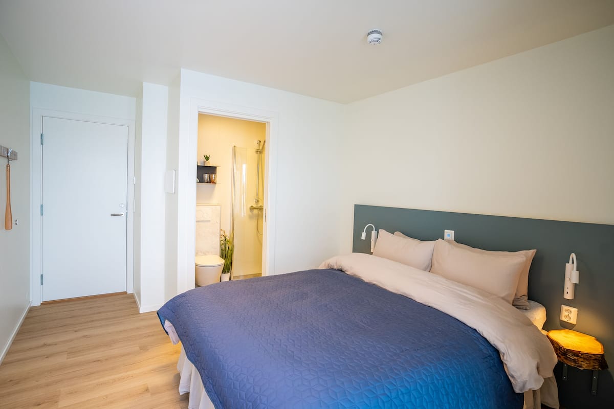 Memory foam beds, free WiFi, bed sheets