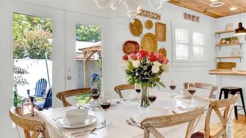 House, Multiple Beds, Hot Tub (310 W Travis- Cab) | Dining