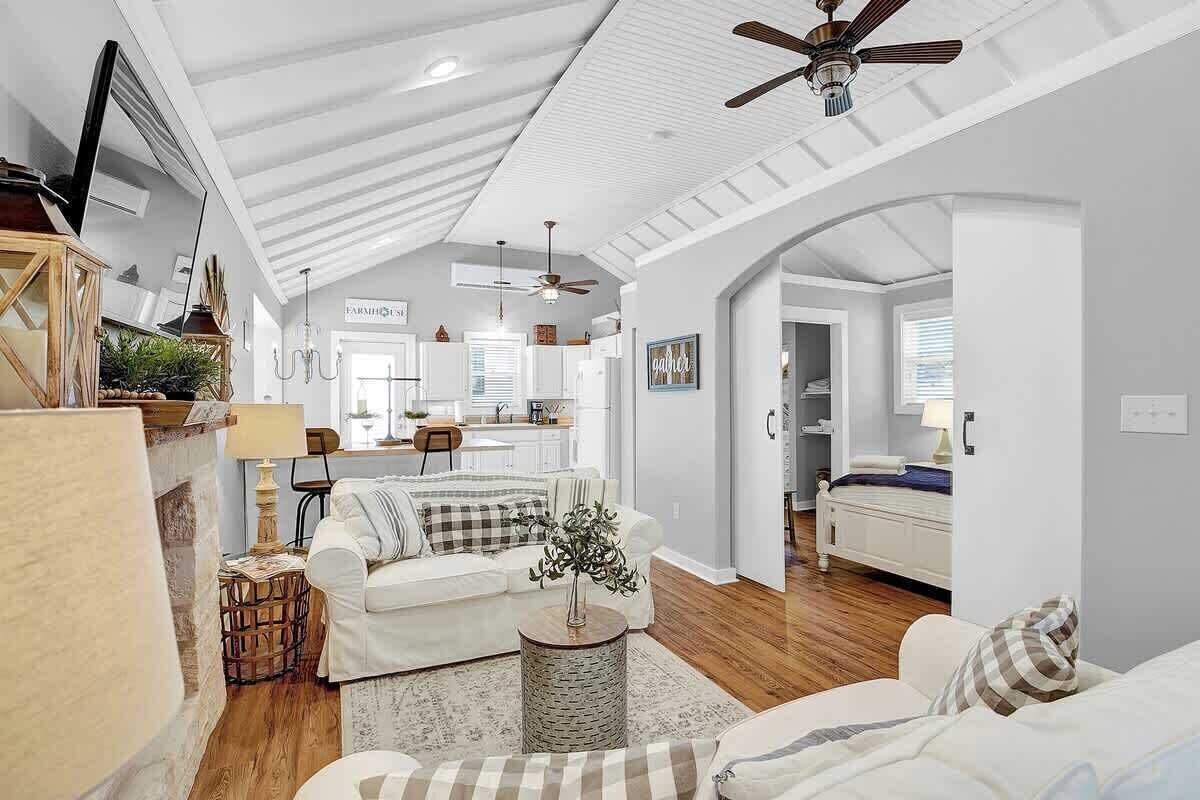 House, Multiple Beds, Hot Tub (310 W Travis- Cab) | Interior