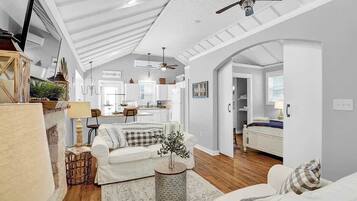 House, Multiple Beds, Hot Tub (310 W Travis- Cab) | Interior