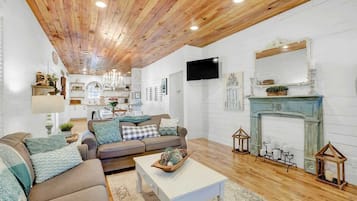 Maison, plusieurs lits, bain à remous (310 W Travis- Cab) | Coin séjour