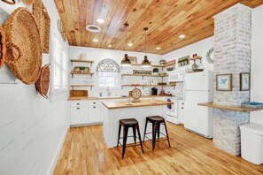 Private kitchen - Luxury Combo Walk to Main With 2 Hot-tubs (Fredericksburg)